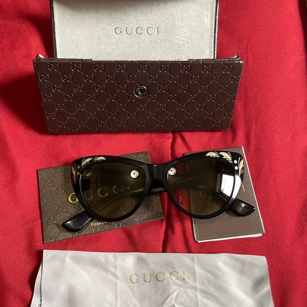 Gucci Black cat eye Sunglasses
